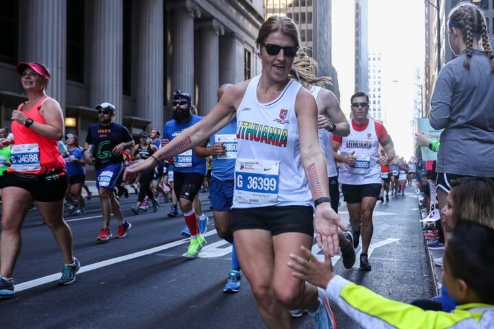 Chicago marathon runner high fives a spectator